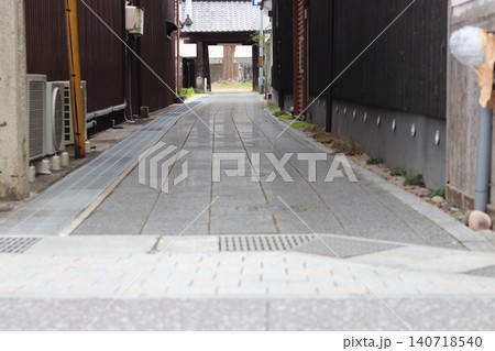 岡山県矢掛宿の古い町並みとお寺へ続く裏路地の風景 140718540