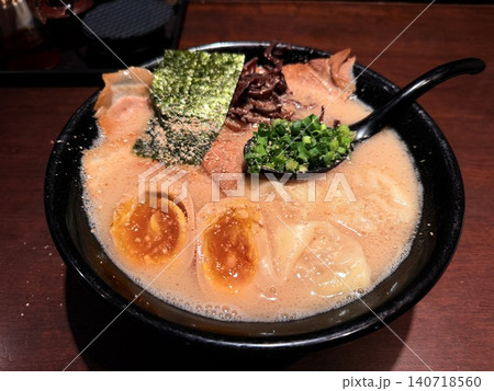 濃厚豚骨ラーメン黒椀盛り付け 濃厚豚骨ラーメン黒椀盛り付け 140718560