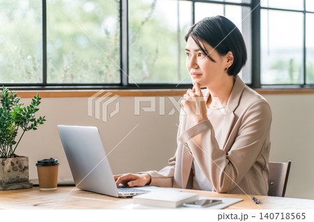 カフェでテレワーク・ノマドワークする若いアジア人女性 140718565