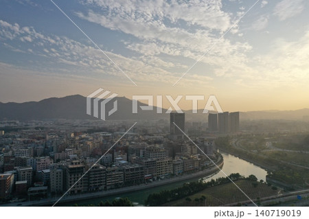 厦門のリバーサイドシティスカイラインの空からの夕景 140719019