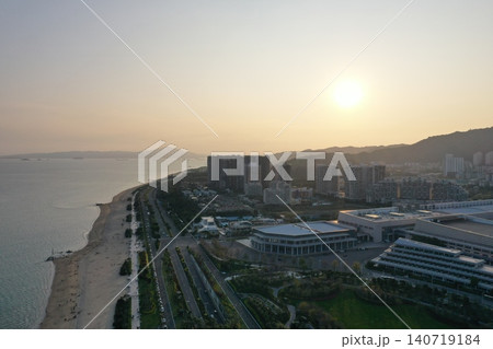 厦門のビーチとコンベンションセンターの空からの夕景 140719184