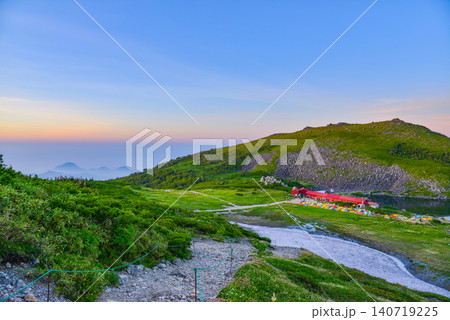夏の夕暮れ 雷鳥坂付近から一望するマジックアワーの白馬大池とカラフルなテント場風景 夏の夕暮れ 雷鳥坂付近から一望するマジックアワーの白馬大池とカラフルなテント場風景 140719225