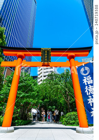 【東京都】日本橋のビル群に囲まれた福徳神社 140719388