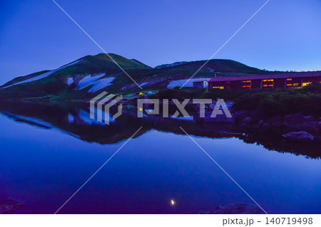 夏のブルーアワー 深い青に染まる白馬大池の水鏡に映る山荘の灯りと六日月の風景 夏のブルーアワー 深い青に染まる白馬大池の水鏡に映る山荘の灯りと六日月の風景 140719498