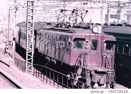 1970年代の東北本線を走行する国鉄EF57形1号機電気機関車と旧型客車 140719539