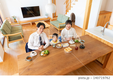 リビングで朝食を食べる笑顔の3人家族 リビングで朝食を食べる笑顔の3人家族 140719762