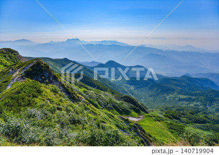 夏の晴天 北アルプス・白馬連峰から望む妙高・高妻山と遠方へ霞む白根山方面の山並み風景 夏の晴天 北アルプス・白馬連峰から望む妙高・高妻山と遠方へ霞む白根山方面の山並み風景 140719904