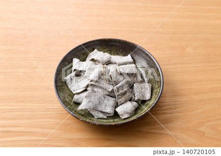 皿に盛った酢昆布 皿に盛った酢昆布 140720105