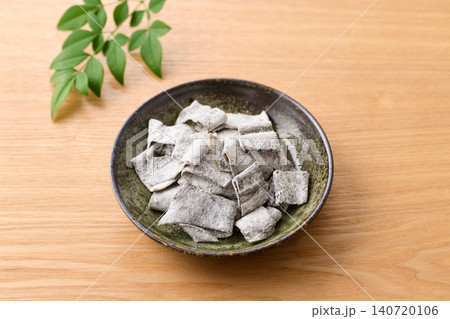 皿に盛った酢昆布 皿に盛った酢昆布 140720106