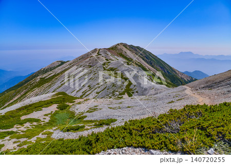 夏の快晴 北アルプス・白馬連峰の三国境へと美しく続く稜線の登山道と夏山風景 夏の快晴 北アルプス・白馬連峰の三国境へと美しく続く稜線の登山道と夏山風景 140720255