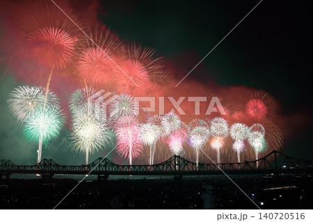 夜空に咲く花火 夜空に咲く花火 140720516