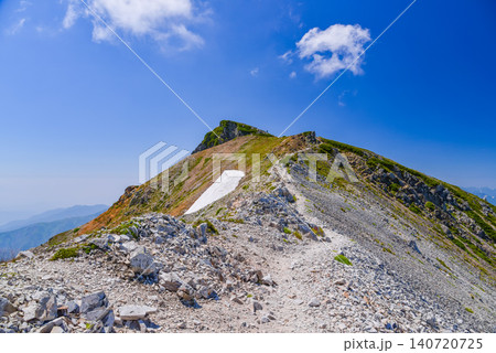 夏の快晴 三角形にそびえる白馬岳山頂へとまっすぐ続く稜線の登山道風景 夏の快晴 三角形にそびえる白馬岳山頂へとまっすぐ続く稜線の登山道風景 140720725