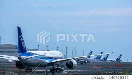 ANA飛行機が並ぶ羽田空港の滑走路 ANA飛行機が並ぶ羽田空港の滑走路 140720855