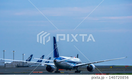 ANA飛行機の後ろ姿と羽田空港滑走路 ANA飛行機の後ろ姿と羽田空港滑走路 140720856