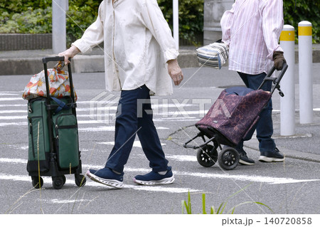 日本の横浜都市景観横断歩道…行き交うキャリーカートの高齢女性たち。右の高齢女性はマスク姿… 日本の横浜都市景観横断歩道…行き交うキャリーカートの高齢女性たち。右の高齢女性はマスク姿… 140720858