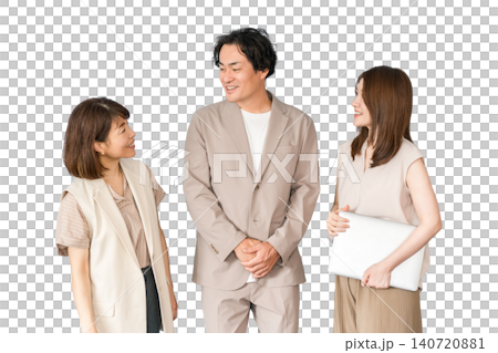 男性和女性商人在辦公室裡拿著筆記型電腦站著 男性和女性商人在辦公室裡拿著筆記型電腦站著 140720881
