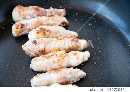 調理中のオクラの肉巻き 調理中のオクラの肉巻き 140720894