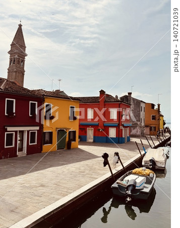 イタリア ヴェネツィア ブラーノ島のカラフルな家並みと鐘楼のある運河風景 イタリア ヴェネツィア ブラーノ島のカラフルな家並みと鐘楼のある運河風景 140721039