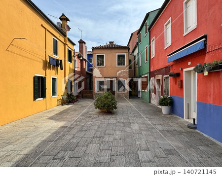 イタリア ヴェネツィア ブラーノ島のカラフルな住宅街と静かな広場風景 イタリア ヴェネツィア ブラーノ島のカラフルな住宅街と静かな広場風景 140721145