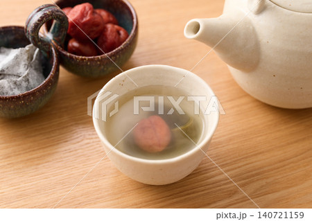 湯呑みに注いだ梅昆布茶 140721159
