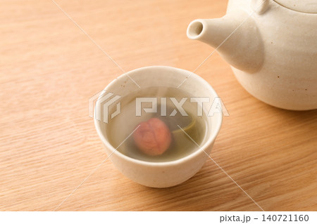 湯呑みに注いだ梅昆布茶 140721160