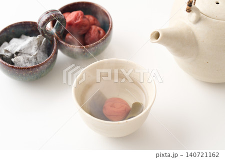 湯呑みに注いだ梅昆布茶 湯呑みに注いだ梅昆布茶 140721162
