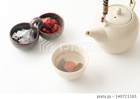 湯呑みに注いだ梅昆布茶 140721163