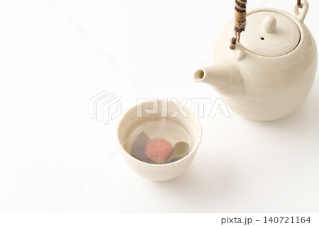 湯呑みに注いだ梅昆布茶 湯呑みに注いだ梅昆布茶 140721164
