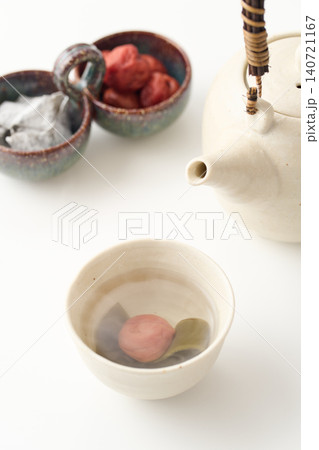 湯呑みに注いだ梅昆布茶 湯呑みに注いだ梅昆布茶 140721167