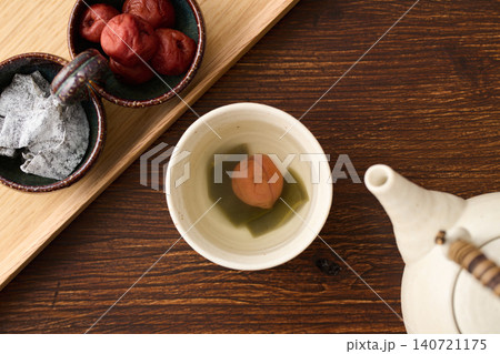 湯呑みに注いだ梅昆布茶 湯呑みに注いだ梅昆布茶 140721175