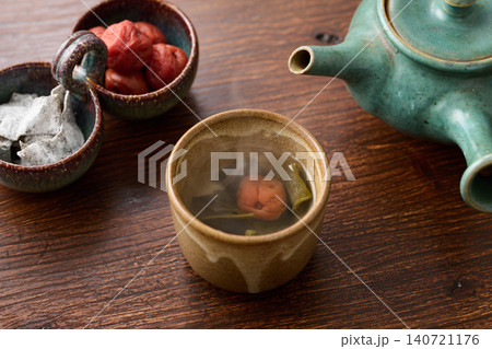 湯呑みに注いだ梅昆布茶 湯呑みに注いだ梅昆布茶 140721176