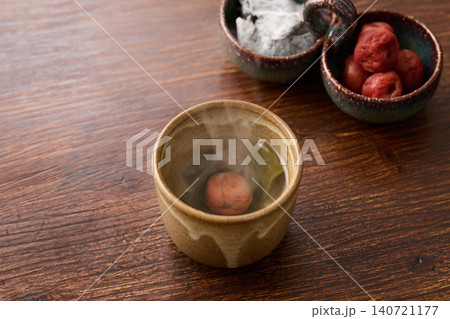 湯呑みに注いだ梅昆布茶 140721177