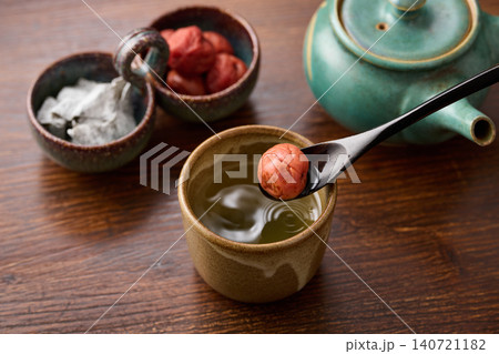 湯呑みに注いだ梅昆布茶 湯呑みに注いだ梅昆布茶 140721182