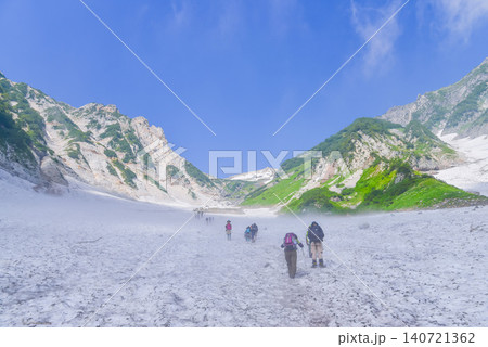 夏の快晴 白馬大雪渓の下部から見上げる登山客の列と青空にそびえる白馬岳風景 140721362