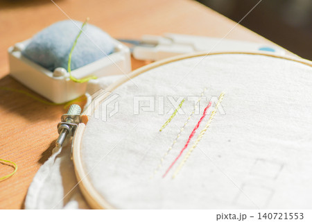 作りかけの刺繍と裁縫道具 作りかけの刺繍と裁縫道具 140721553