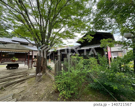 緑に包まれた古民家と中庭の風景 緑に包まれた古民家と中庭の風景 140721567