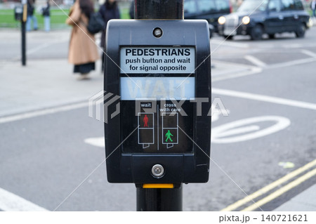 ロンドン中心部の横断歩道用押しボタン式歩行者信号機 ロンドン中心部の横断歩道用押しボタン式歩行者信号機 140721621