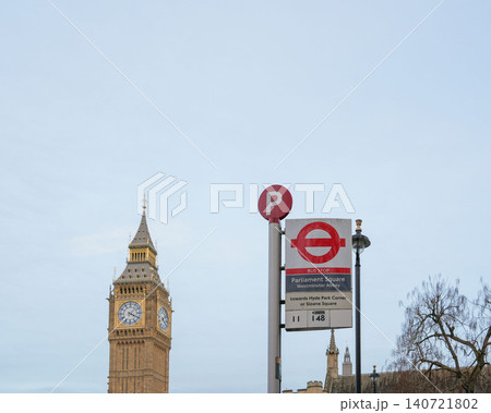 ビッグベンを背景にしたパーラメントスクエアのバス停 ロンドン イギリス ビッグベンを背景にしたパーラメントスクエアのバス停 ロンドン イギリス 140721802