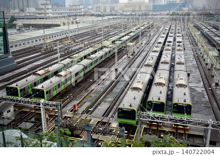 鉄道車両基地に並ぶ山手線の車両 鉄道車両基地に並ぶ山手線の車両 140722004