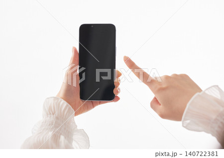 スマートフォンを指差す20代の女性の手 スマートフォンを指差す20代の女性の手 140722381