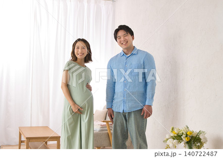 笑顔の若い夫婦 妊婦さん 笑顔の若い夫婦 妊婦さん 140722487