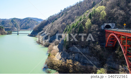 ひざわ湖 国道のアーチ橋と遠く日中大橋 福島県 ひざわ湖 国道のアーチ橋と遠く日中大橋 福島県 140722561