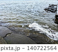 海岸に打ち寄せる波 140722564