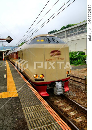 早朝の『熱海駅』へ…【寝台特急サンライズ出雲・サンライズ瀬戸】285系 140722939