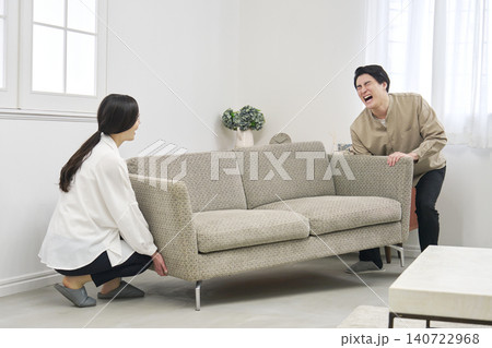 腰痛で苦しむ男性と心配する女性 腰痛で苦しむ男性と心配する女性 140722968