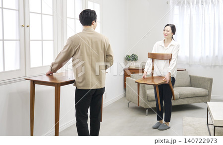 テーブルを運ぶ夫婦 模様替え テーブルを運ぶ夫婦 模様替え 140722973