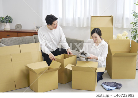 引っ越し作業で段ボールを荷造りするカップル 引っ越し作業で段ボールを荷造りするカップル 140722982