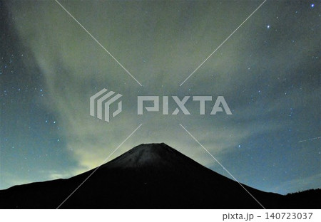 まだ星が残る朝霧高原、夜明け前の冬の「富士山」Am3.44 まだ星が残る朝霧高原、夜明け前の冬の「富士山」Am3.44 140723037
