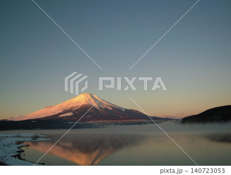快晴の早朝、朝陽を受けて染まる山中湖の「富士山」 140723053