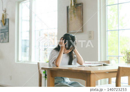 勉強中に頭を抱える女の子 勉強中に頭を抱える女の子 140723253